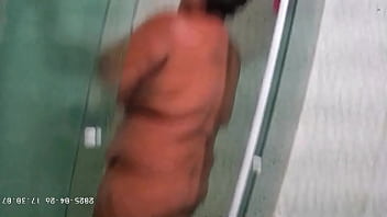 Camera escondida flagra vizinha se depilando