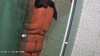 Camera escondida flagra vizinha se depilando