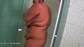 Camera escondida flagra vizinha se depilando