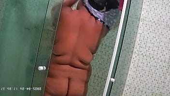 Camera escondida flagra vizinha se depilando