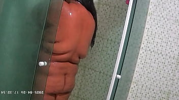 Camera escondida flagra vizinha se depilando