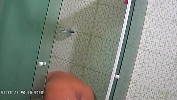 Camera escondida flagra vizinha se depilando