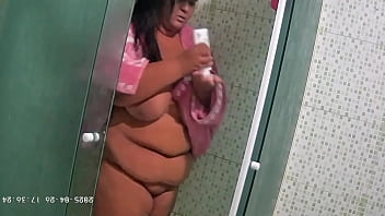 Camera escondida flagra vizinha se depilando