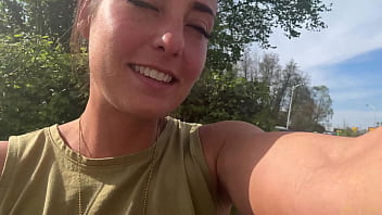 Léa pam se fait plaisir 3 fois dans la cabine de ce poids lourd 3 orgasmes 3