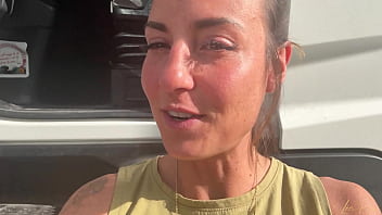 Léa pam se fait plaisir 3 fois dans la cabine de ce poids lourd 3 orgasmes 3