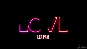 Léa pam se fait plaisir 3 fois dans la cabine de ce poids lourd 3 orgasmes 3