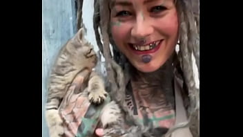 This little kitty loves my dreadlocks do youts play with your hair too #kittylove #dreadlockvibes #furryfrie