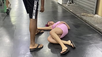 Carioca desmaio em são paulo e o doutor barboza examinou essa paciente safadinha