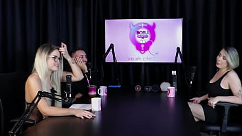 Loira chupa as bolas depois de falar que começou no swing as melhores posições para sexo anal e mostrar seus brinquedinhos mary red queen sheer red