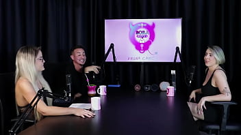 Loira chupa as bolas depois de falar que começou no swing as melhores posições para sexo anal e mostrar seus brinquedinhos mary red queen sheer red