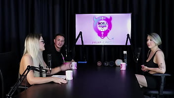 Loira chupa as bolas depois de falar que começou no swing as melhores posições para sexo anal e mostrar seus brinquedinhos mary red queen sheer red