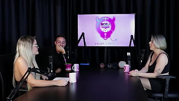 Loira Chupa As Bolas Depois De Falar Que Começou No Swing As Melhores Posições Para Sexo Anal E Mostrar Seus Brinquedinhos Mary Red Queen Sheer Red thumbnail