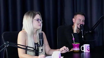 Loira chupa as bolas depois de falar que começou no swing as melhores posições para sexo anal e mostrar seus brinquedinhos mary red queen sheer red