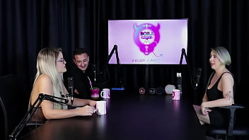 Loira chupa as bolas depois de falar que começou no swing as melhores posições para sexo anal e mostrar seus brinquedinhos mary red queen sheer red