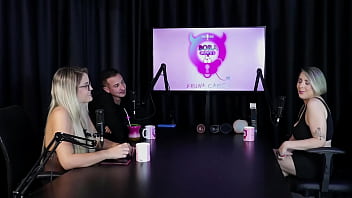 Loira chupa as bolas depois de falar que começou no swing as melhores posições para sexo anal e mostrar seus brinquedinhos mary red queen sheer red