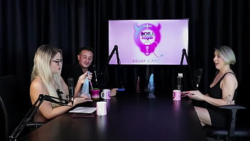 Loira chupa as bolas depois de falar que começou no swing as melhores posições para sexo anal e mostrar seus brinquedinhos mary red queen sheer red