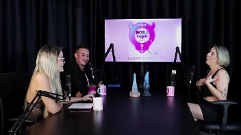 Loira Chupa As Bolas Depois De Falar Que Começou No Swing As Melhores Posições Para Sexo Anal E Mostrar Seus Brinquedinhos Mary Red Queen Sheer Red thumbnail
