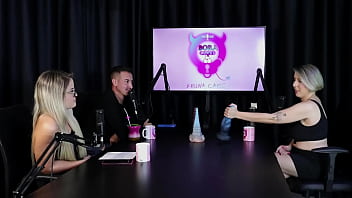 Loira chupa as bolas depois de falar que começou no swing as melhores posições para sexo anal e mostrar seus brinquedinhos mary red queen sheer red