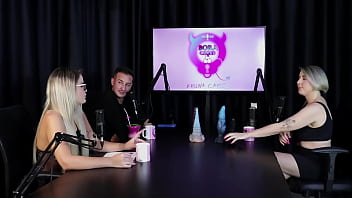 Loira chupa as bolas depois de falar que começou no swing as melhores posições para sexo anal e mostrar seus brinquedinhos mary red queen sheer red