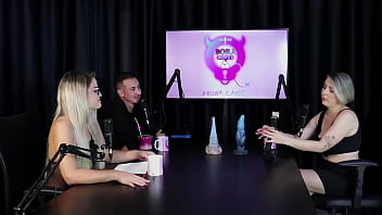 Loira chupa as bolas depois de falar que começou no swing as melhores posições para sexo anal e mostrar seus brinquedinhos mary red queen sheer red