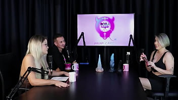 Loira chupa as bolas depois de falar que começou no swing as melhores posições para sexo anal e mostrar seus brinquedinhos mary red queen sheer red