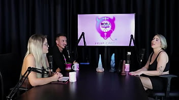 Loira chupa as bolas depois de falar que começou no swing as melhores posições para sexo anal e mostrar seus brinquedinhos mary red queen sheer red