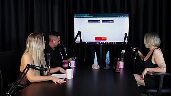 Loira chupa as bolas depois de falar que começou no swing as melhores posições para sexo anal e mostrar seus brinquedinhos mary red queen sheer red