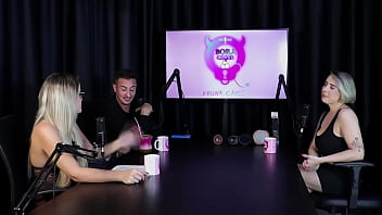 Loira chupa as bolas depois de falar que começou no swing as melhores posições para sexo anal e mostrar seus brinquedinhos mary red queen sheer red