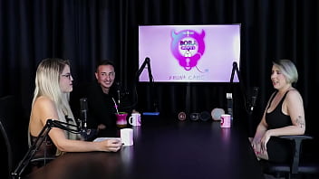 Loira chupa as bolas depois de falar que começou no swing as melhores posições para sexo anal e mostrar seus brinquedinhos mary red queen sheer red