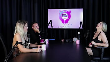 Loira chupa as bolas depois de falar que começou no swing as melhores posições para sexo anal e mostrar seus brinquedinhos mary red queen sheer red