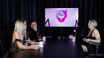 Loira chupa as bolas depois de falar que começou no swing as melhores posições para sexo anal e mostrar seus brinquedinhos mary red queen sheer red