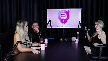 Loira chupa as bolas depois de falar que começou no swing as melhores posições para sexo anal e mostrar seus brinquedinhos mary red queen sheer red