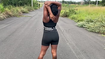 Encontrei uma casada fazendo caminhada e convidei para ir em casa tomar água mas ela tomou foi meu leite na cara