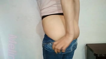 Mostrando mi culito redondo