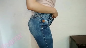 Mostrando mi culito redondo