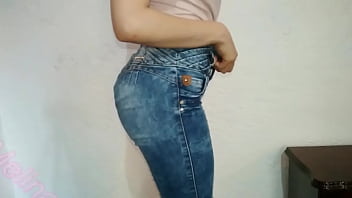 Mostrando mi culito redondo