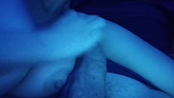 Latina puta chupa polla y bebe leche