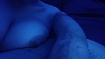 Latina puta chupa polla y bebe leche