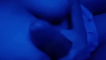 Latina puta chupa polla y bebe leche