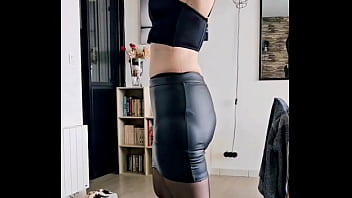 Dans ma jupe en cuire et mes porte jarretelle