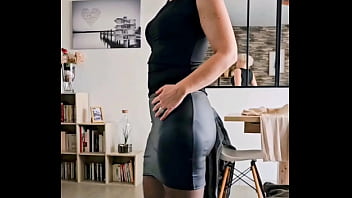 Dans ma jupe en cuire et mes porte jarretelle