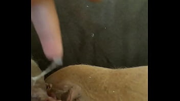 Recebi um vídeo tão delicioso que me masturbei e gozei muito vendo