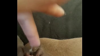 Recebi um vídeo tão delicioso que me masturbei e gozei muito vendo