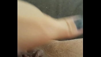 Recebi um vídeo tão delicioso que me masturbei e gozei muito vendo