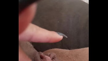 Recebi um vídeo tão delicioso que me masturbei e gozei muito vendo