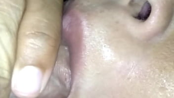 นักศึกษาสาวสวยอมควยดูดหำให้ฉันจนน้ำแตกเข้าไปในปากของเธอ