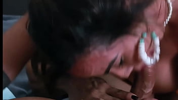 Vendedora safada não pode ver um pau