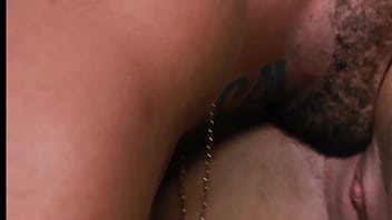 Vendedora safada não pode ver um pau