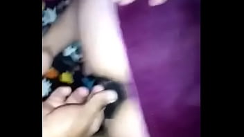 Le Gusta Ponerse A Gatas Mientas Espera A Su Marido thumbnail