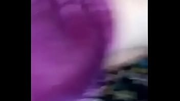 Le gusta ponerse a gatas mientas espera a su marido